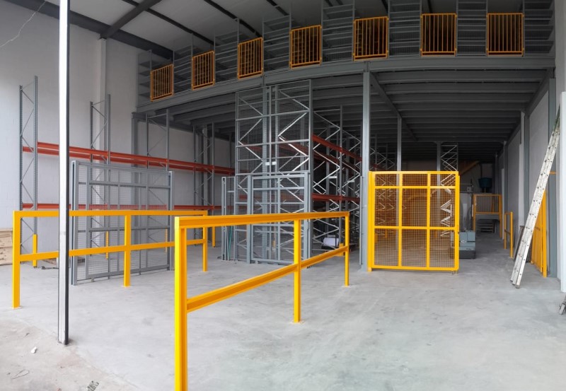 OBRA COM MEZANINO E ESPAÇO PARA DESCARGA DE CAMINHÕES