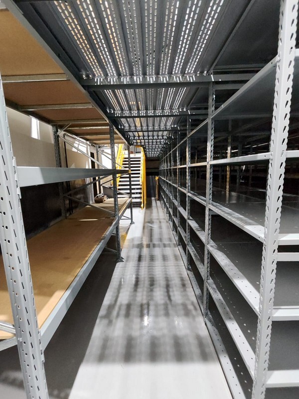 Novo armazém com entrepiso e porta paletes