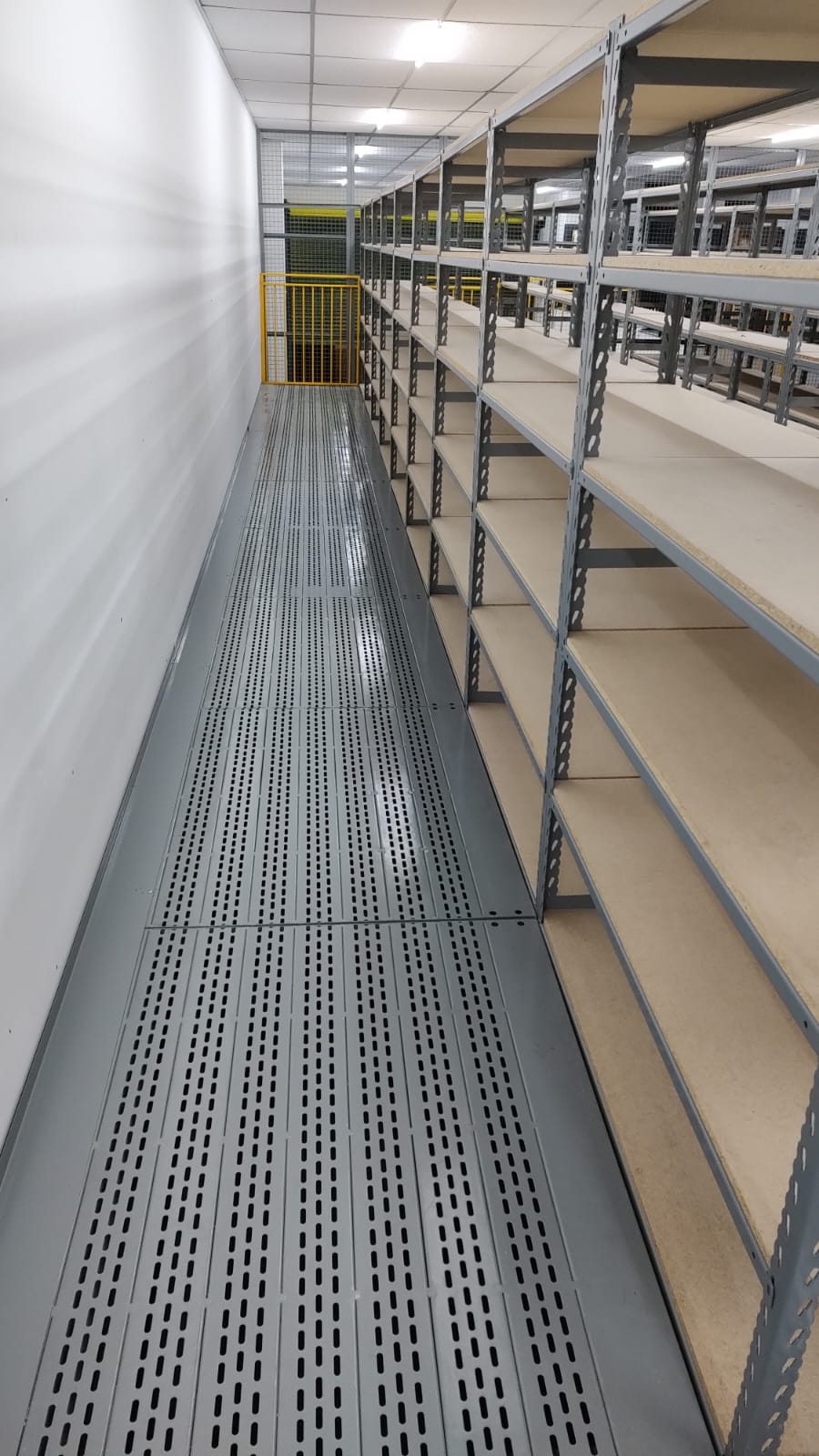 Solução com mezanino e entrepiso para rede de autopeças