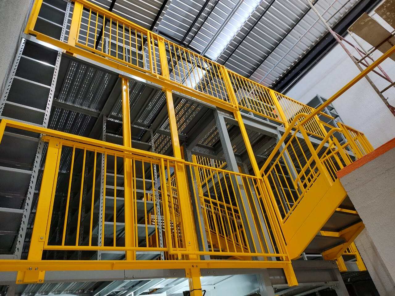 Estrutura com dois pavimentos de entrepiso para novo armazém