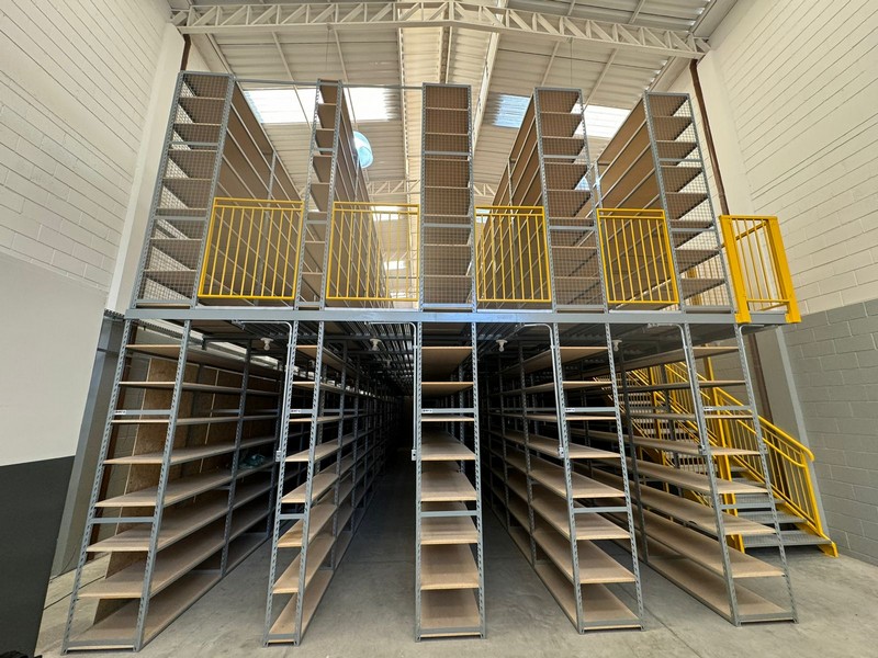 Nova loja de autopeças com piso intermediário